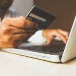 Persona che guarda il numero della propria carta di credito.