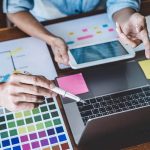 Persone che calcolano il ROI del loro investimento in UX